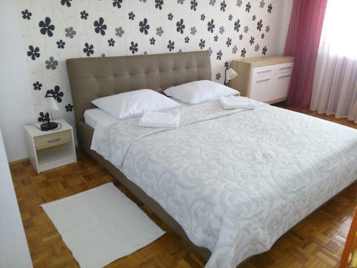Apartmani Frkic Tisno Exterior foto